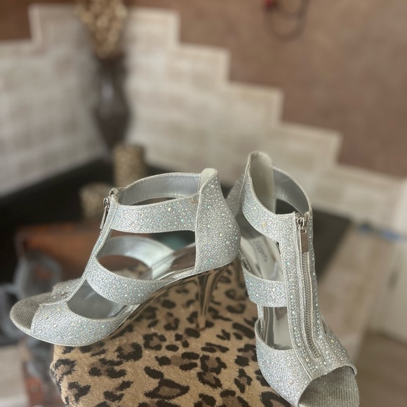 EUC- BLINGY ELEGANT HEELS WITH METALLIC BOTTOM BY SILVER SLIPPER SZ 9 - Picture 2 of 6